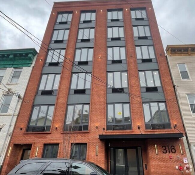Building Photo - 316 Forrest St