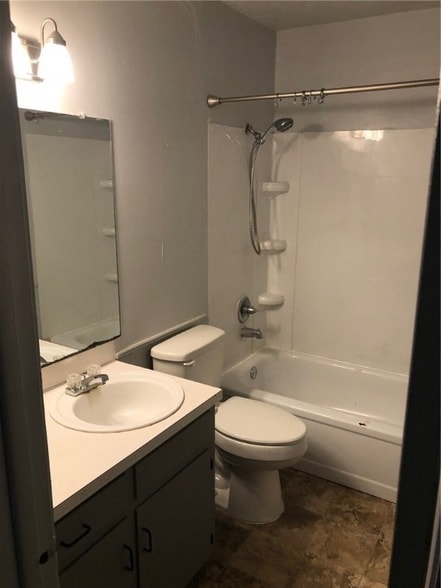 Foto del edificio - 300 E Benton St