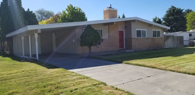Foto del edificio - 3 bedroom, 1 bath ranch style home on corner lot.