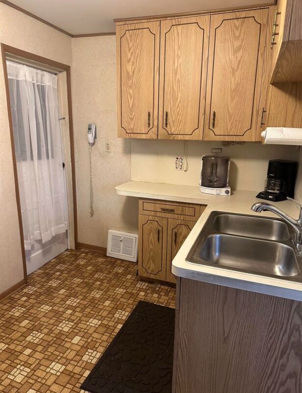 Building Photo - 738 E York Ave