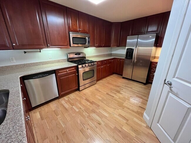 Foto del edificio - 320 Rindge Ave