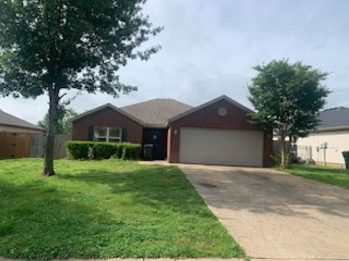 Building Photo - Lovely 4-Bedroom, 2-Bathroom Single Family...