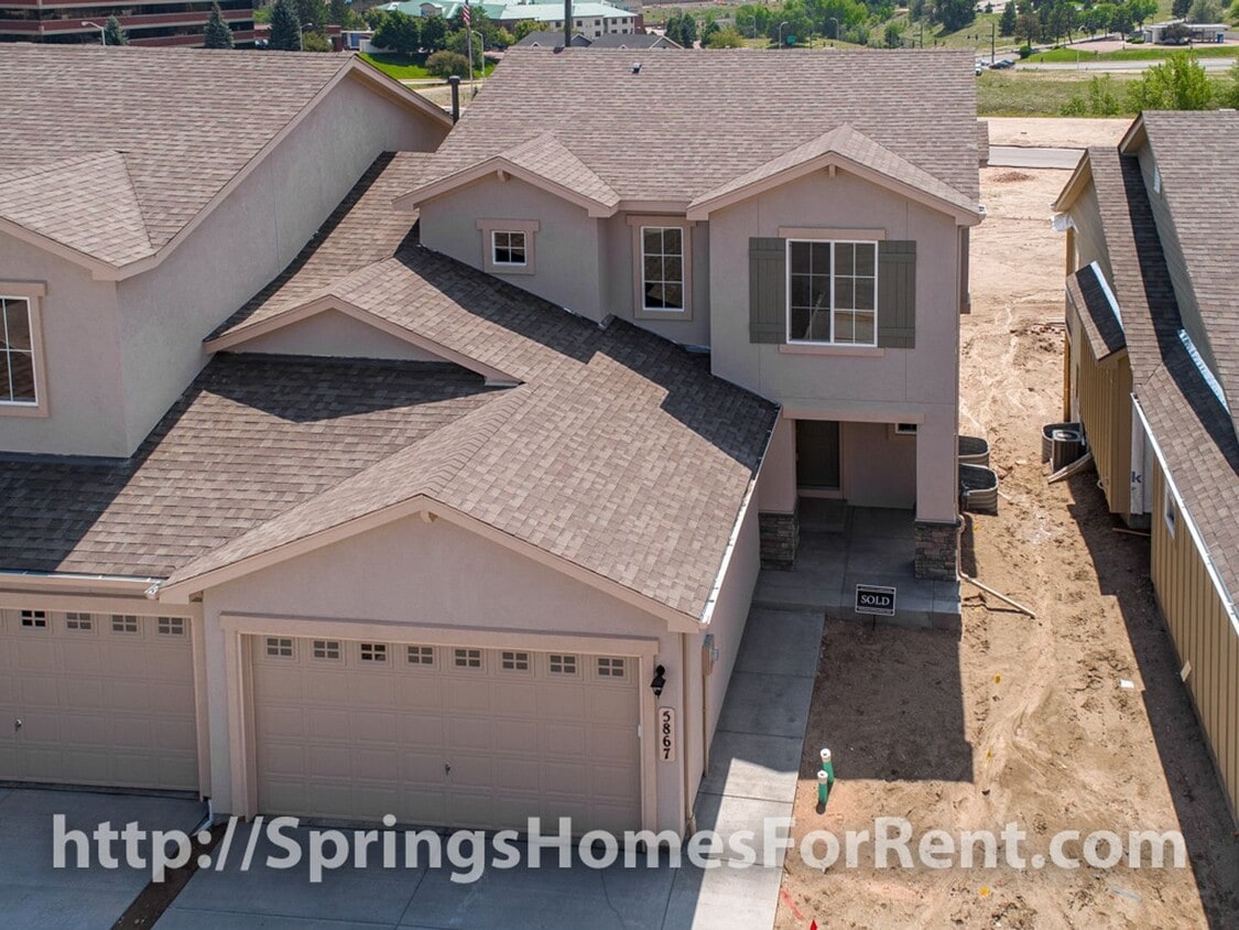 Foto principal - Rockrimmon Townhouse with Two Car Garage