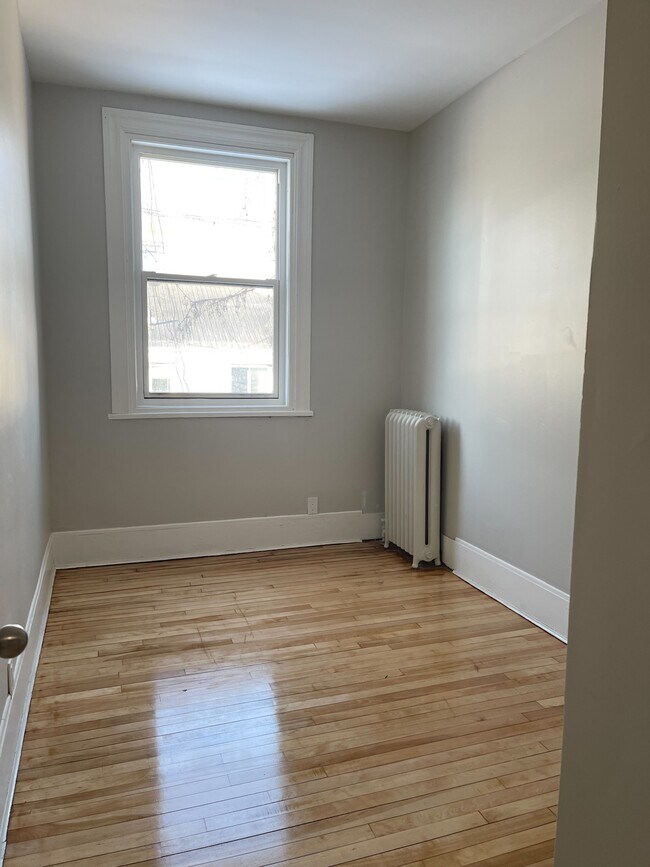 Photo du bâtiment - 4 Russell St E