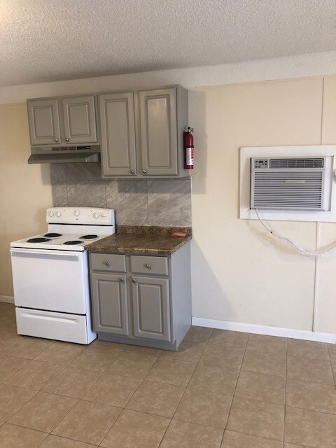 Building Photo - Recently Renovated 2 Bedroom 1 Bath Apartm...