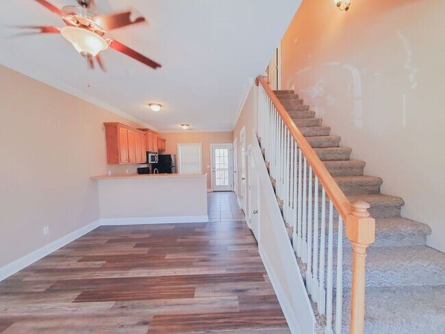 Building Photo - 2 Bed, 1.5 bath in Quiet and Serene Townho...