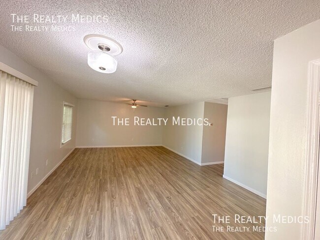 Foto del edificio - BEAUTIFUL 2 Bedroom / 2 Bathroom Condo in ...