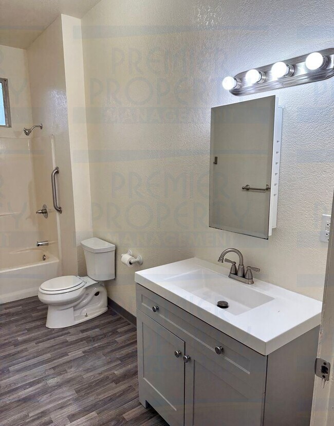 Foto del edificio - 3 br, 2 bath House - 2952 Florence Ave