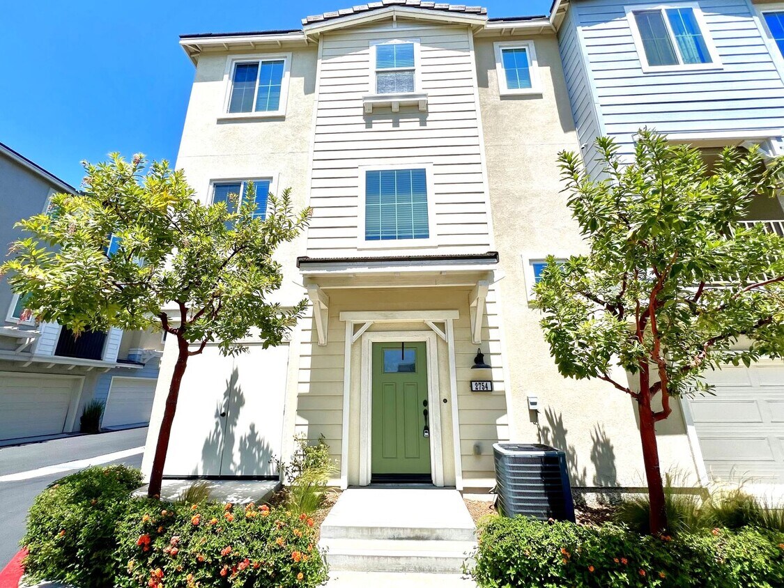 Foto principal - Beautiful 2 Bedroom, 2.5 Baths Townhome in...