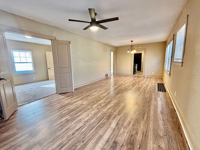 Foto del edificio - Spacious 2-Bedroom + Den Home with Ample Parking & Backyard!