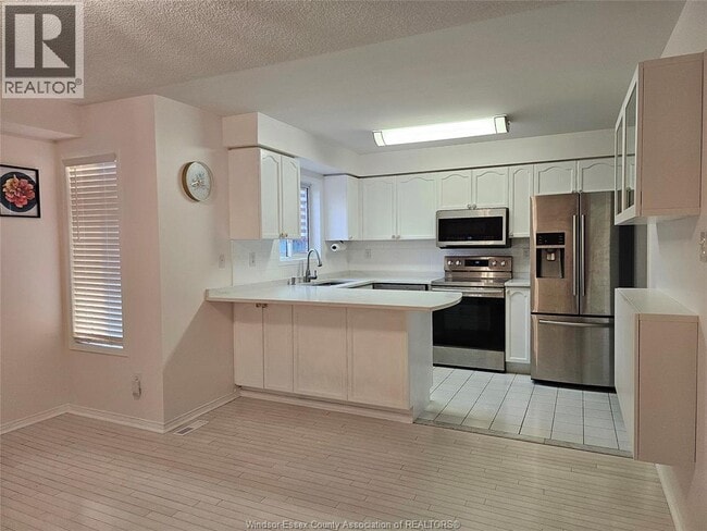 Building Photo - 983 Peach Blossom Crescent