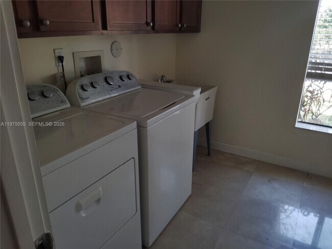 Foto del edificio - 7944 SW 194th St