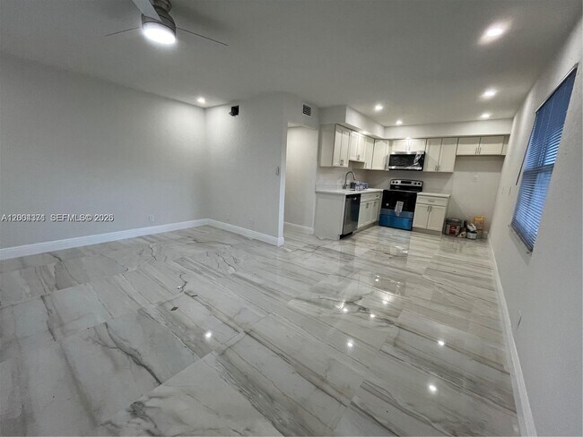 Foto del edificio - 8011 NW 44th Ct