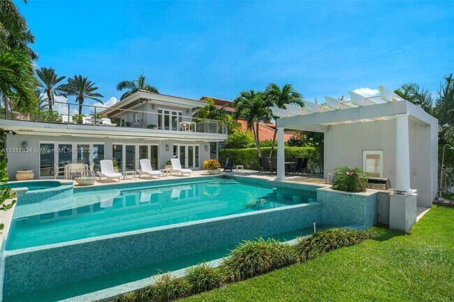 Building Photo - 1470 S Treasure Dr