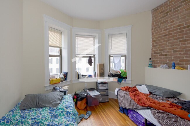 Building Photo - Charming Apt in Perfect Location near Camp...