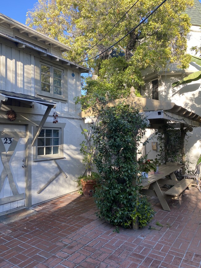 Building Photo - 7219 Hampton Ave