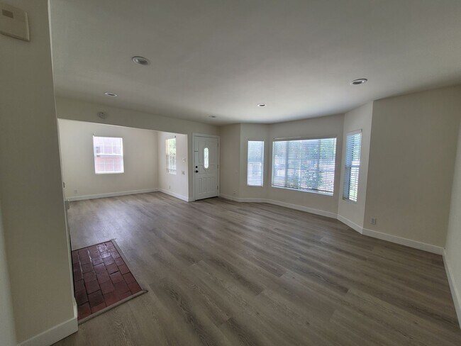 Building Photo - Spacious Newly Rehabbed Home with Pool in ...
