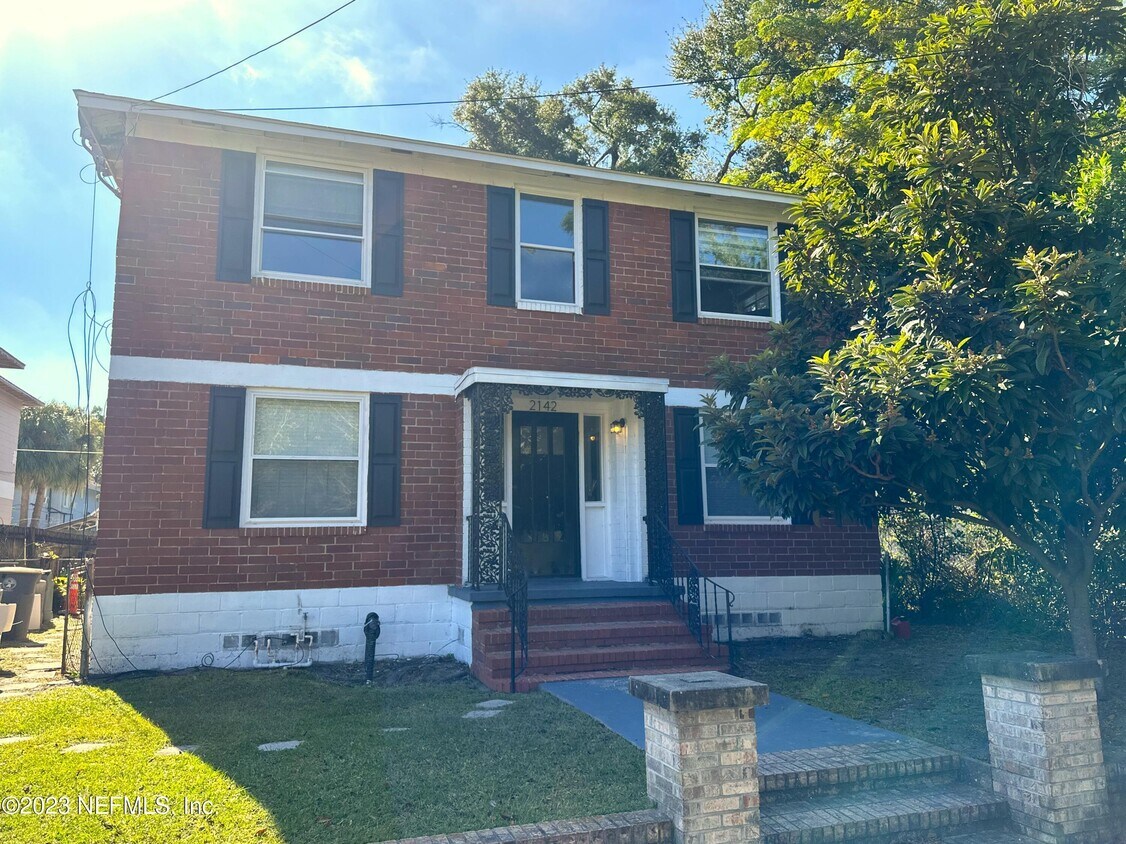 Primary Photo - 2142 College St