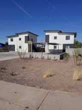 Building Photo - 813 E Siesta Dr