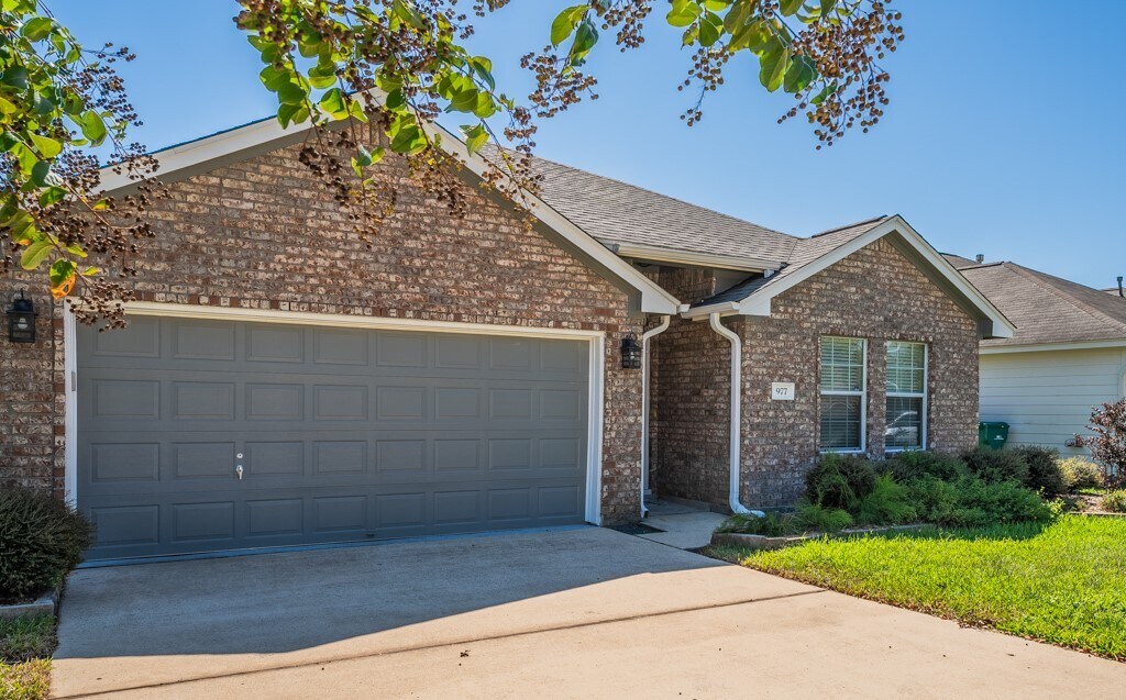 Primary Photo - 977 Oak Lynn Dr