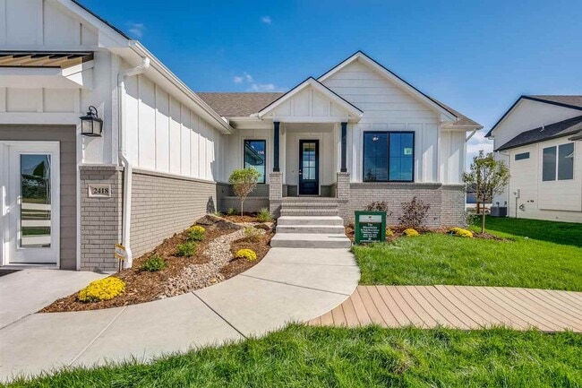 Building Photo - Impeccable 5 Bedroom Beauty in Cornerstone!