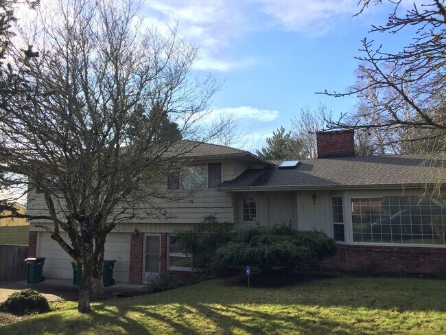 Quiet residential neighborhood and 2 car garage - 5433 SW Dover Ct