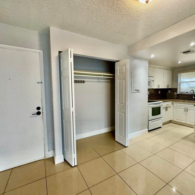 Foto del edificio - 8860 Fontainebleau Blvd