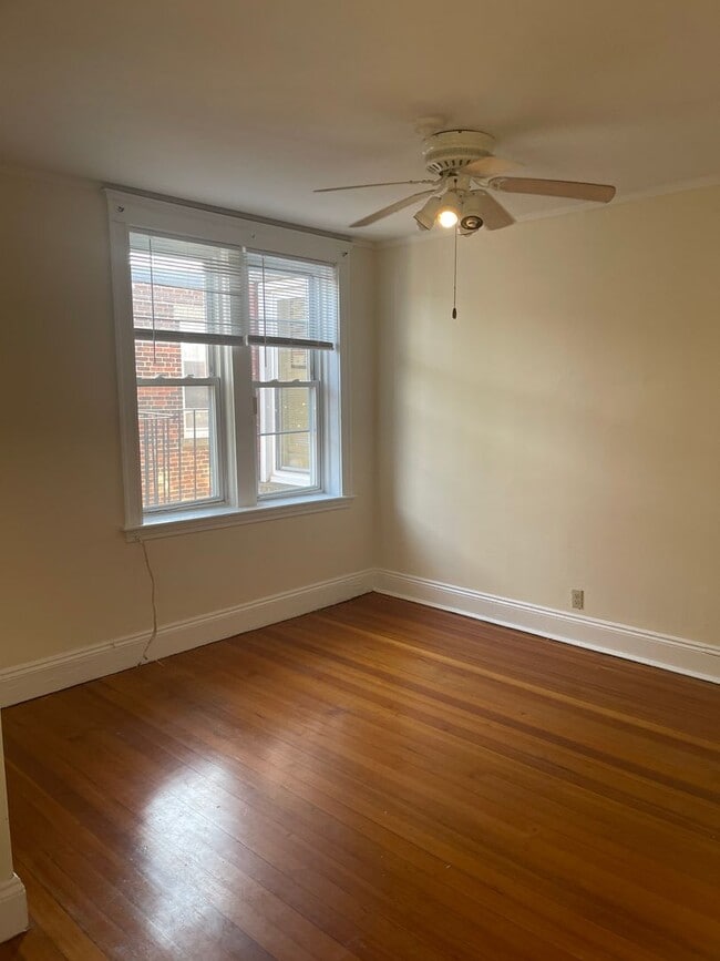 Foto del edificio - Allston 4 Bed split or formal 3 bed Ht Hw Included month free HW Floors Laundry Students ok