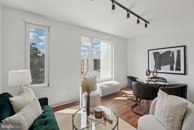 Building Photo - 4240 Chestnut St