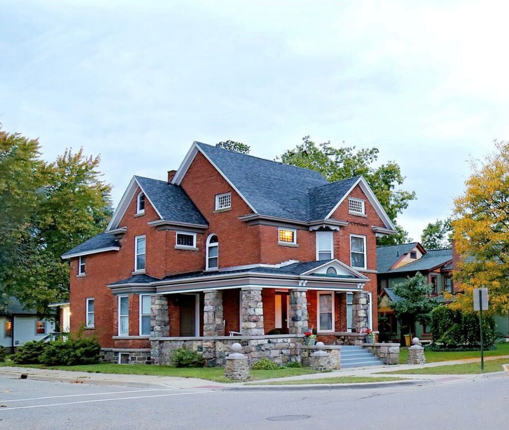 Primary Photo - 4 Bedroom 3 Bath Victorian