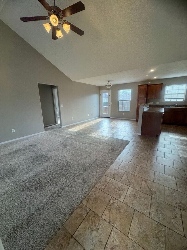 Building Photo - Beautiful 3 bedroom 2 full bath 2 car gara...