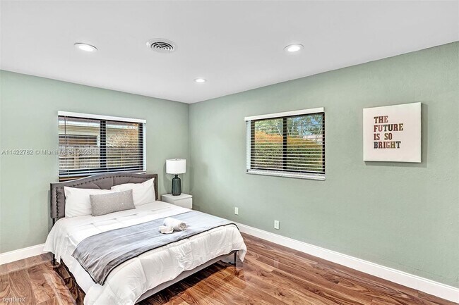 Building Photo - 3 br, 3 bath House - 1406 NE 62nd St 0