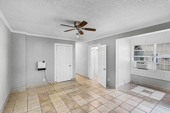 Building Photo - Classic 2 bedroom, 1 bathroom house apartment in Eustis.