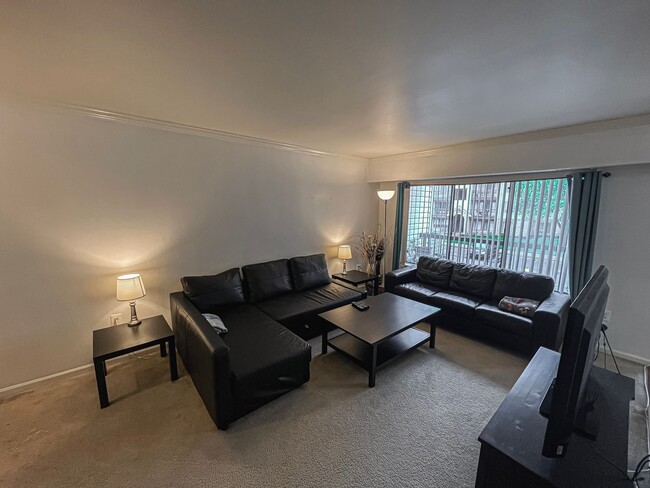 Foto del edificio - Light Filled 2 Bedroom 1 Bath Condo in Bat...
