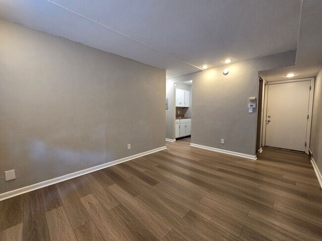 Building Photo - 475 W Grand Ave