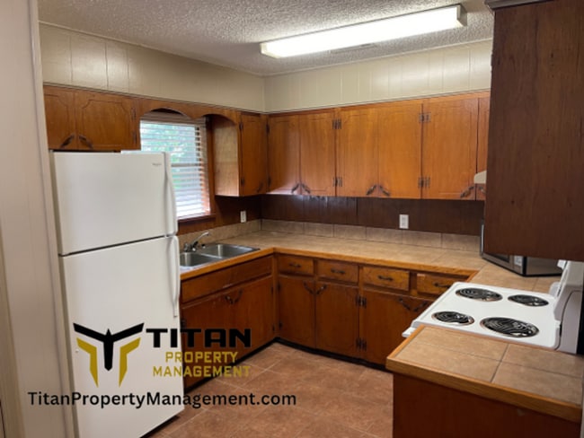 Building Photo - 3 bed home available for rent!
