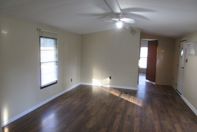 Foto del edificio - 2 Bedroom Mobile Home-516 Greenwood Dr.