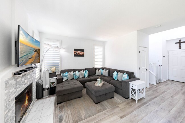 Building Photo - 3 Bedroom Home in Eastlake Greens!