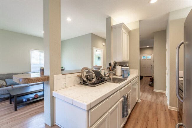 Foto del edificio - 1084 Portola Ave