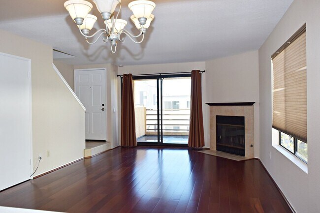 Foto del edificio - Modern 2 Bed 2.5Bath Townhome with Garage, Balconies & In-Unit Laundry in Linda Vista