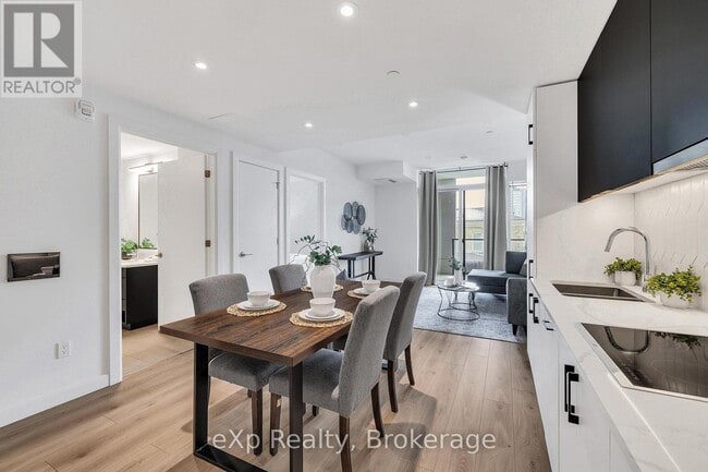 Photo du bâtiment - 741 King St W