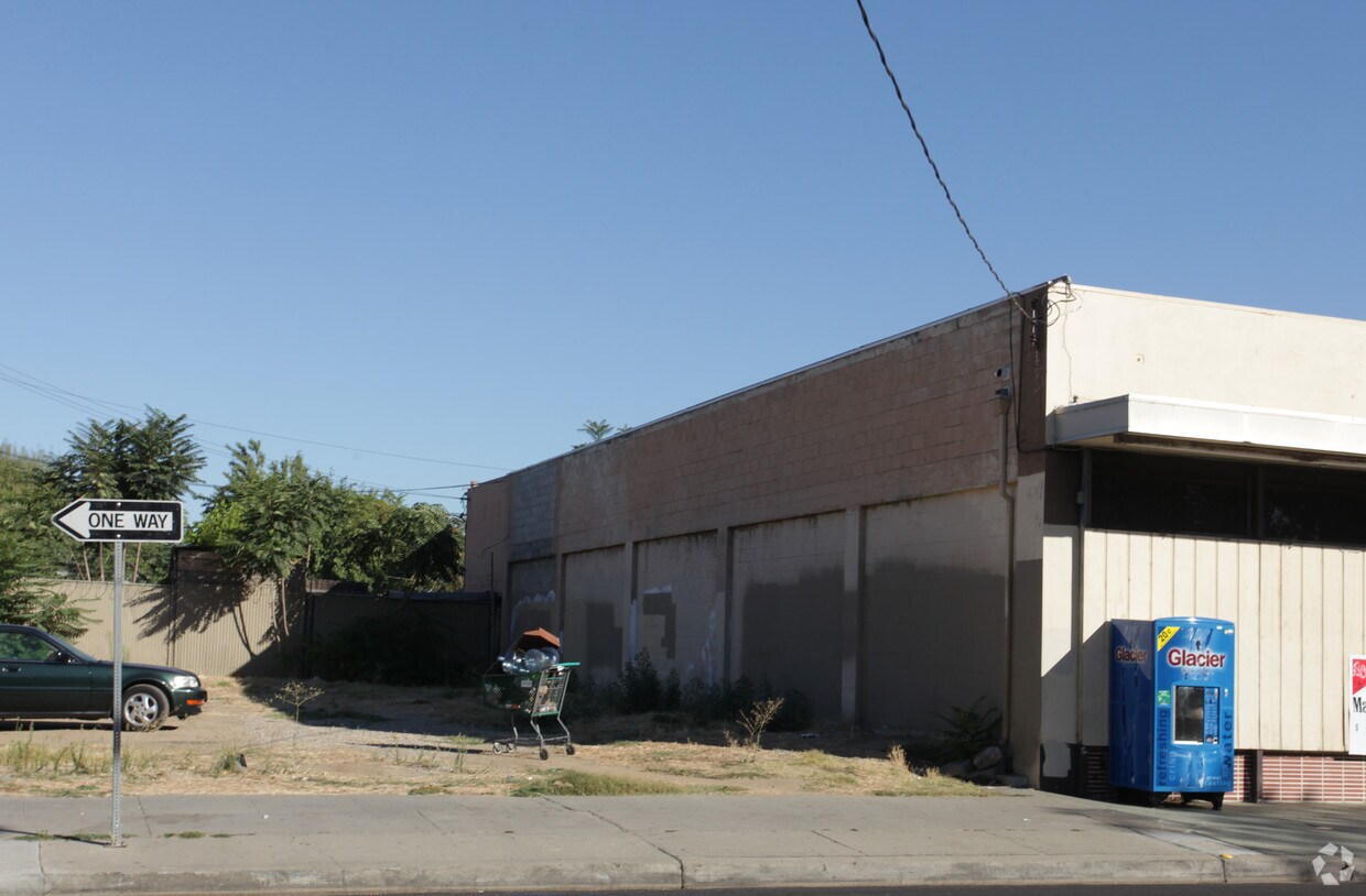 Building Photo - 215 H St