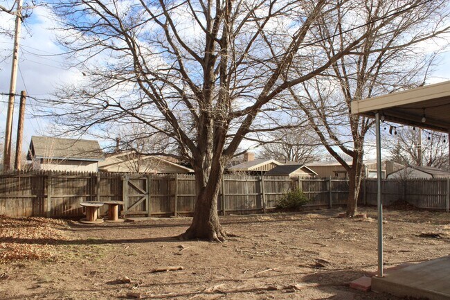 Foto del edificio - 5111 Leland Dr