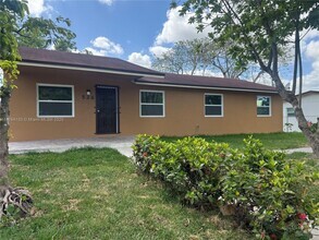 Building Photo - 526 SW 7th Ct