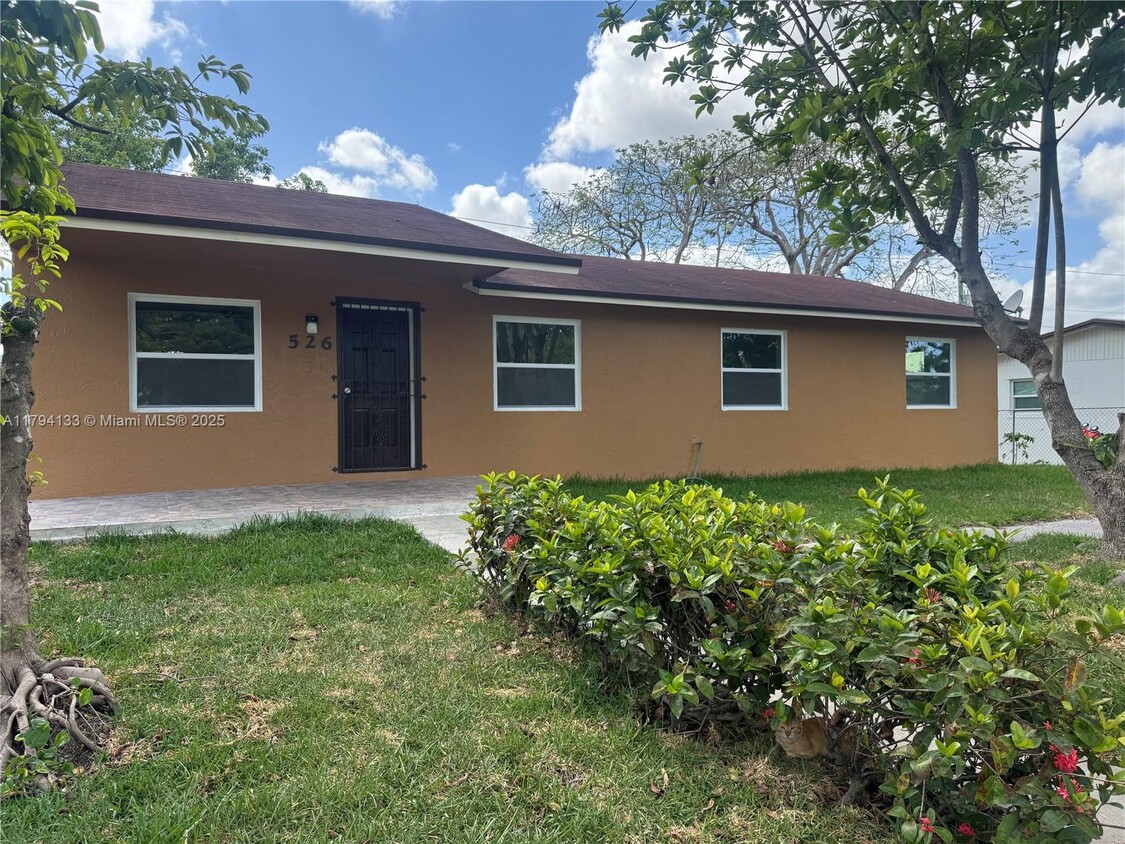 Foto principal - 526 SW 7th Ct