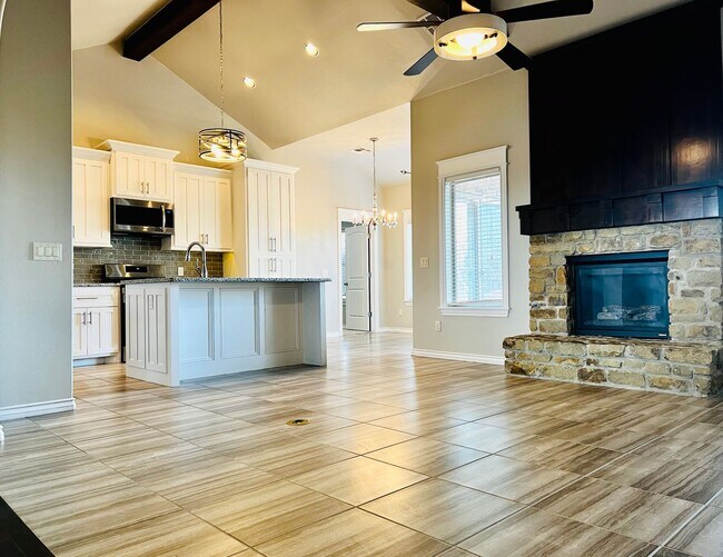 Building Photo - Beautiful 3BD 2BA w/ Bonus Room Located in...