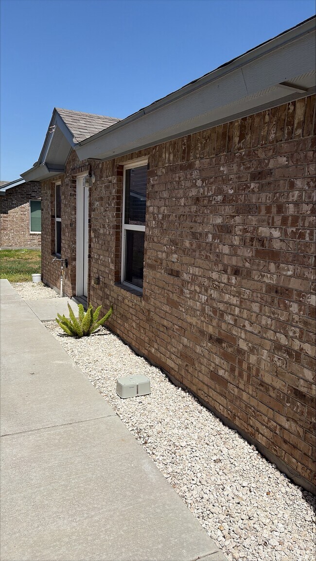 Building Photo - 825 S Mississippi St
