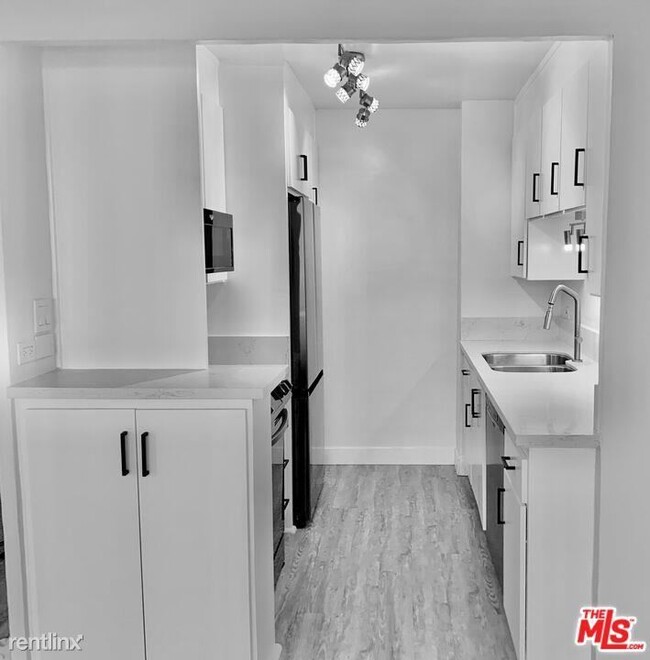 Building Photo - 1 br, 1.5 bath Condo - 10501 Wilshire Blvd...