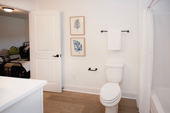 Building Photo - NEWLY RENOVATED with Washer and Dryer Incl...
