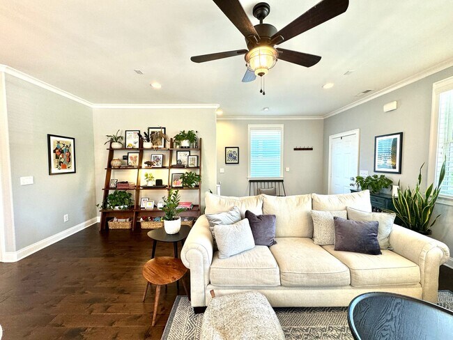 Foto del edificio - 3 Bedroom, 2.5 Bath Home w/ Fenced Yard and 2 Car Garage